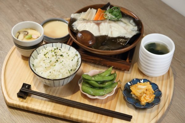 A 40-year-old handsome man moved to Japan to 