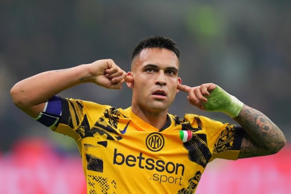 Mid-style: Inter Milan wore a yellow third jersey to compete in the Champions League final, and won twice in this jersey