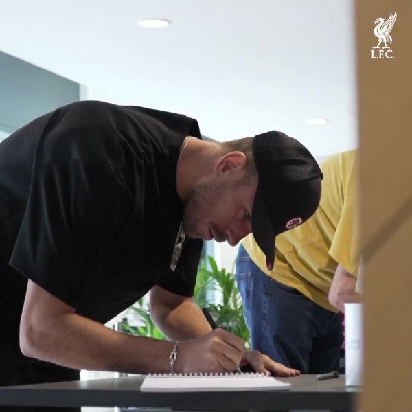 Very sad 😭Liverpool releases video of former captain Henderson returning to Anfield to present flowers to Jota