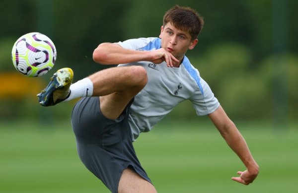 Photo: Dortmund is interested in Tottenham s 17-year-old winger Moore, willing to pay about 18 million euros