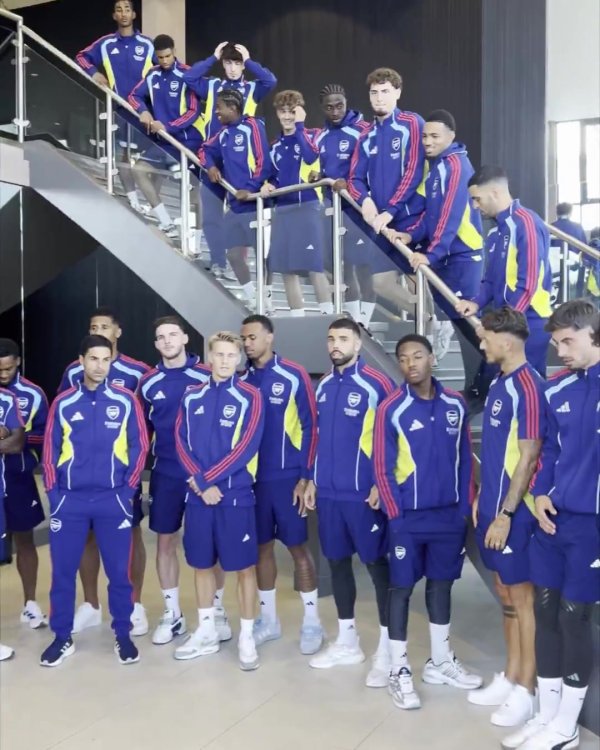 Head to Singapore for the preseason! Arsenal took a group photo before departure