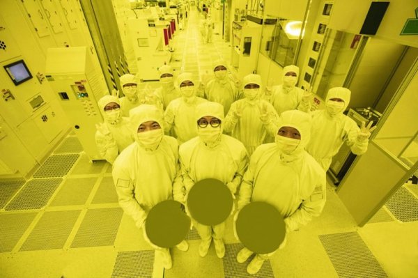 Samsung received a USD 1.65 billion crystal OEM order, and the customer may be Tesla