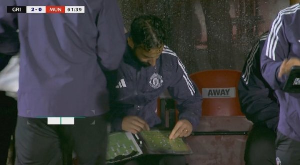 What are you thinking? Manchester United remained 0-2 in the 62nd minute, Amorin lowered his head to study the tactical board