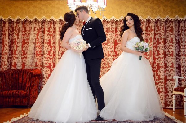 Psychologist: When a person performs 3 behaviors against you, be careful that he is super jealous of you