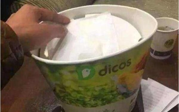 The shit scraper sneaks the cat into the car and pretends to be the cat s family bucket. Cat: The shit scraper wants to eat me?