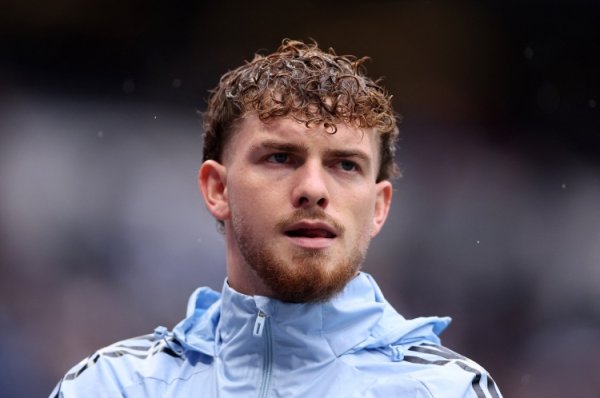 Hidden in the snow for 1 month! The 22-year-old Elliott has played 0 games in the past 6 games. Villa will only get a 35 million buyout after playing 10 games.