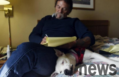 The old man was sick and was left on the street by his family. Only the family dog ​​hugged him and kept him warm. His last wish was very touching.